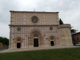 Basilica di Santa Maria di Collemaggio si trova nella periferia de l'Aquila