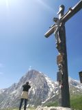 Una grande croce sorveglia i Prati di Tivo e le montagne attorno