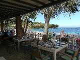 Il ristorante Cavo Barbaro ad Avlaki si trova direttamente sulla spiaggia e si mangia molto bene