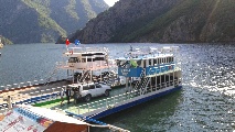 Il traghetto con il quale abbiamo attraversato il lago Komen