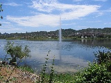 Un piccolo laghetto della capitale albanese