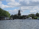 Vecchi mulino su uno dei canali di Amsterdam