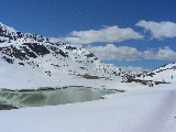 Un lago semi ghiacciato a quota di 2200 m