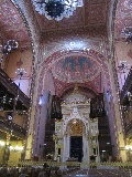 La Grande Sinagoga all’interno si assomiglia ad una chiesa cattolica