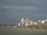 Parlamento ungherese si trova sulla sponda sinistra del Danubio