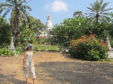 Davanti a Wat Phnom