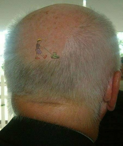 tatuaggio sulla testa calva di un uomo