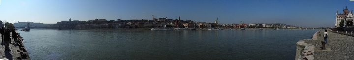 La parte di Buda fotografata stando sulla riva sinistra del Danubio
