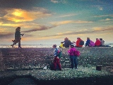 Il gruppo sta aspettando tramonto su un molo di Enoshima