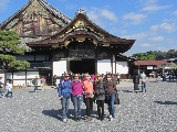 Foto di gruppo femminile davanti al Castello di Nijo