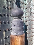Un dettaglio della porta in ferro battuto