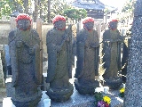 Un cimitero nel quartiere di Yanaka