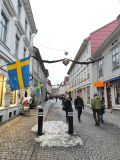 Una strada dello shopping con le ultime tracce della neve