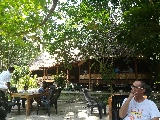 Pausa davanti al ristorante del resort Barfoot a Havelock