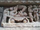 Khajuraho - basso rilievo con una scena di Kamasutra