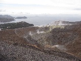 Nel cratere del vulcano ci sono tante fumarole