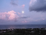 Mare di Stromboli sotto le luci della luna e sole, insieme