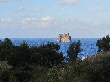 L'isoletta di Strombolicchio con il suo faro bianco