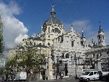 Facciata principale della cattedrale dell'Almudena de Madrid