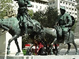 Dettaglio del monumento che rappresenta Don Chisciotte e Sancho Panza con un intruso