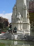 Monumento allo scrittore spagnolo Cervantes che domina la Plaza de Espana