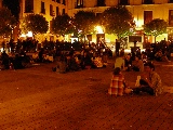 Ragazzi seduti per terra in una piazza