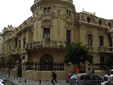 Il palazzo Longoria si trova nel quartiere di Chueca a est del centro di Madrid