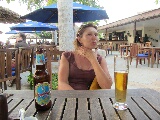 In attesa della cena, questa volta con una birra Safari