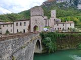 L'abbazia di San Vittore sul Sentino; in primo piano un ponte romano