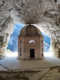 Tempio di Valadier è stato costruito in una caverna