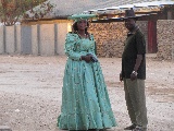 Un’elegante coppia Herero per le strade di Opuwo