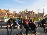 Foto con gli amici sulla panchina di Brooklyn Bridge Park
