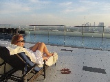 In piscina sul tetto dell'albergo Park Regis Kris Kin