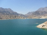 Un Wadi con un lago artificiale formato da una diga costruita recentemente