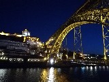 Vista notturna sul ponte Luis I che domina Porto