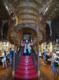 La famosa scala della libreria Lello che ha ispirato la scenografia del film di Harry Potter