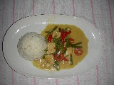 Il piatto con pollo alla tailandese servito con riso