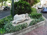 Una scultura sulla strada