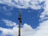 Una colonna in Tibet molto colorata per una festa religiosa dei Buddisti