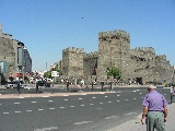 Le antiche mura costruite nei tempi quando la città si chiamava Cesarea