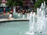 Ragazzi che cercano di rinfrescarsi in una fontana di Konya