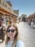 Una strada con negozi a Bukhara