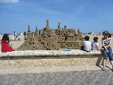 L'artisti locali hanno costruito un bellissimo castello di sabbia