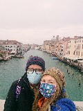 Un selfie mascherato su un ponte di Venezia