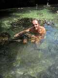 Nuoto con tartarughe nella piscina naturale